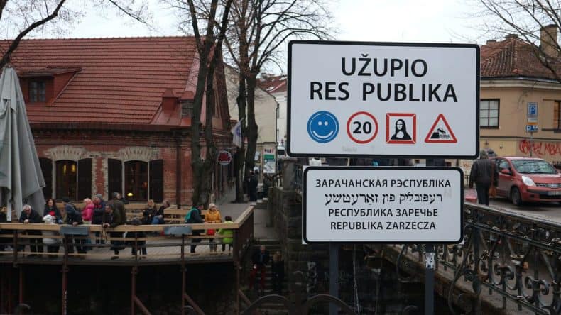 Das Ortsschild von Užupio Respublika stimmt schon auf das künstlerische Viertel ein