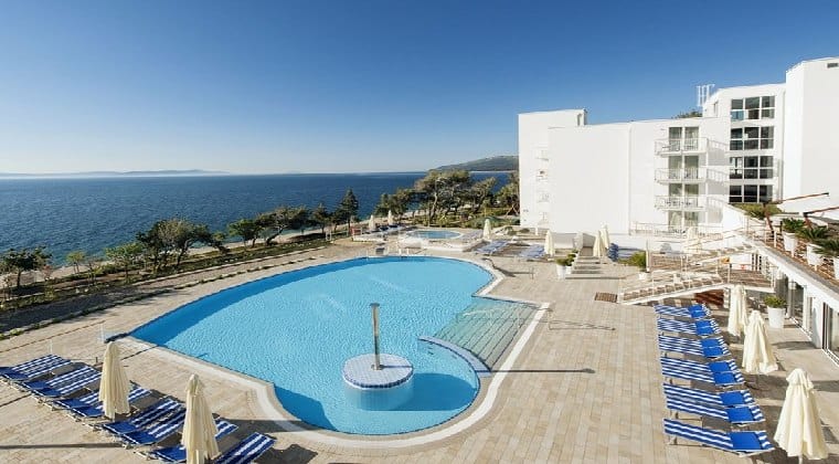 Valamar Sanfior Hotel Pool mit Blick aufs Meer