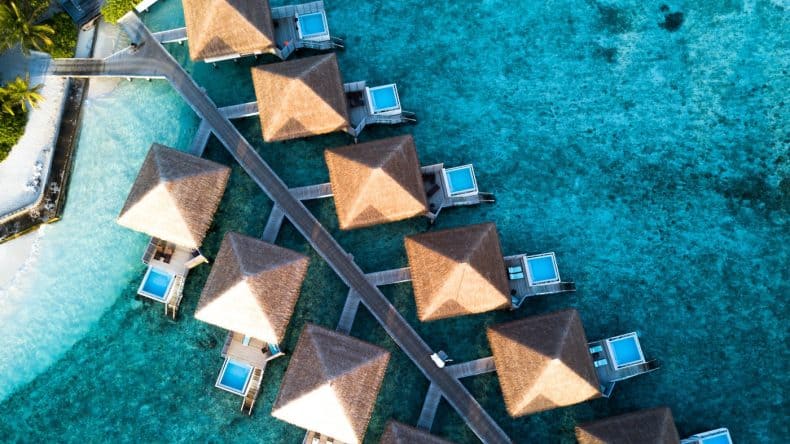 Vom Bett direkt ins Meer oder in den eigenen Pool. Die Wasserbungalows des Velassaru Maldives