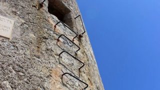 Auf diesen porösen Trittstufen geht es hinauf zum alten Wachturm am Cap Formentor in Mallorca