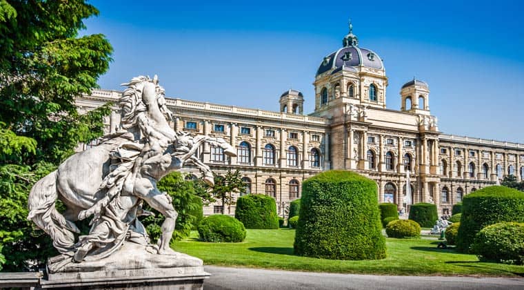 Naturhistorische Museum mit Park und Skulpturen