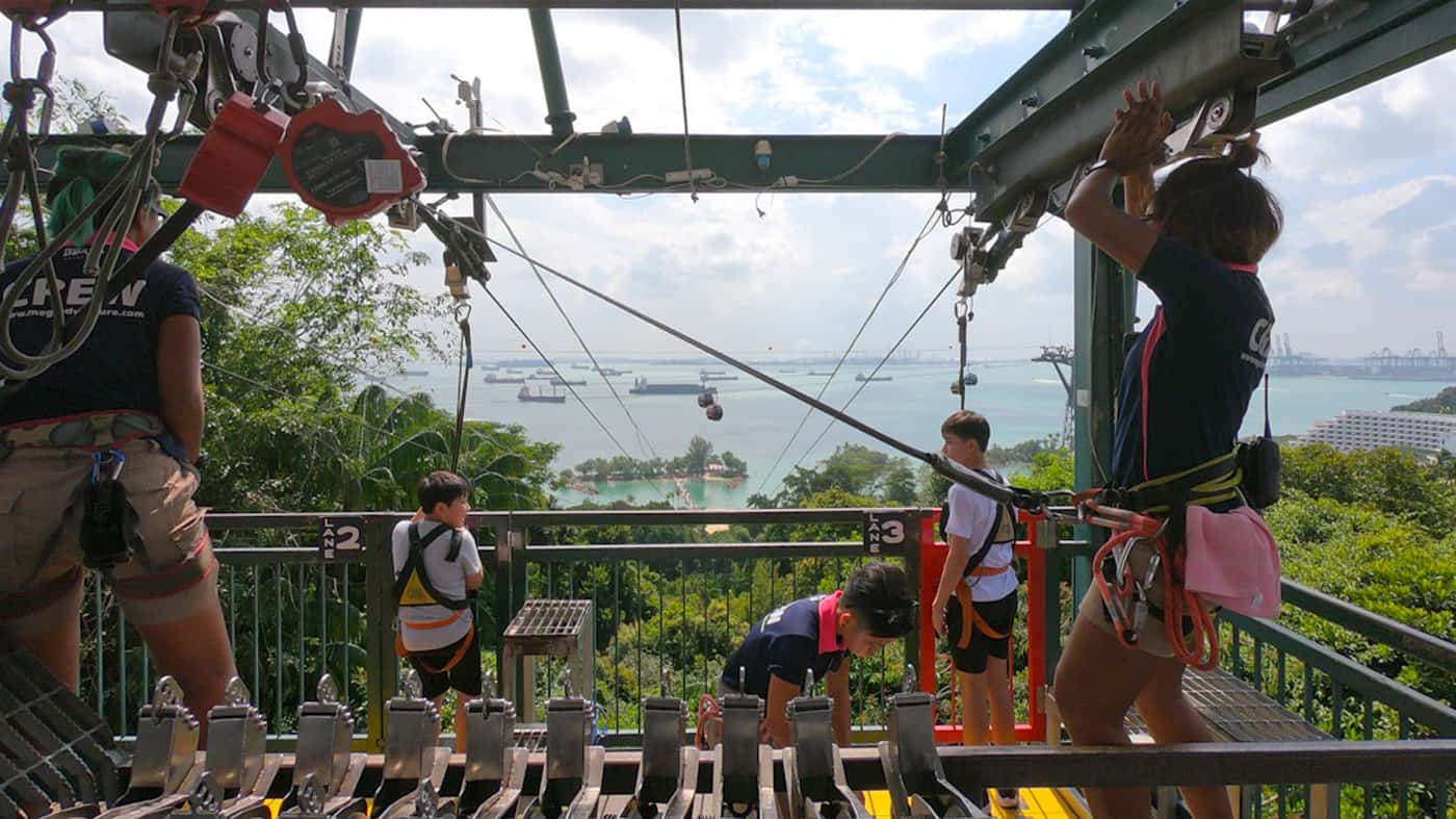Blick auf die Startrampe der Zipline auf Sentosa Island, Singapur, Südostasien
