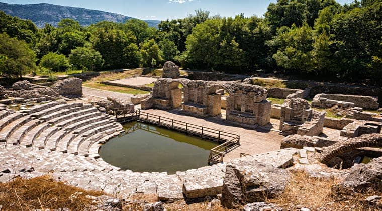 Blick auf das Amphitheater in der Ruinenstadt Butrint in Albanien.