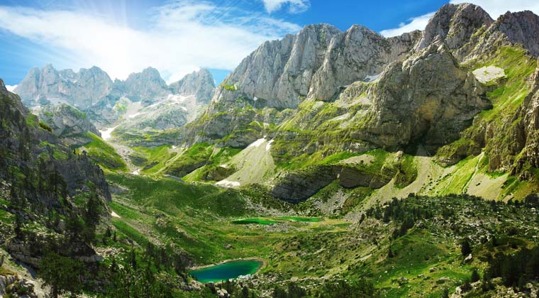 Blick auf die Prokletije in Albanien, auch Albanische Alpen genannt