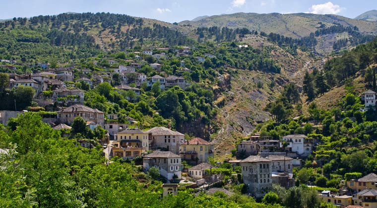 Gjirokastra, zählt zu den ältesten Städten Albaniens und liegt hoch oben in den Bergen