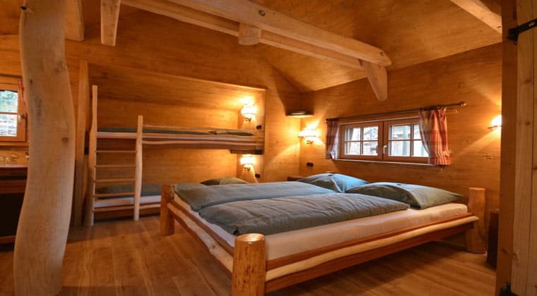 Zimmer mit dem Komfort eines Hotels im Natur-Resort Tripsdrill in Cleebronn, Baden Württemberg
