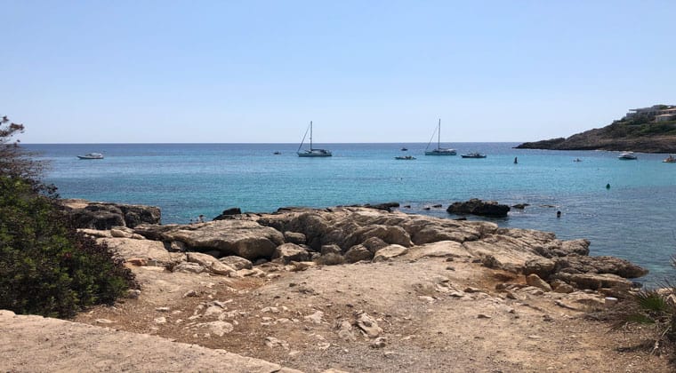 Blick auf die Bucht Font de sa Cala auf Mallorca mit Segelboten