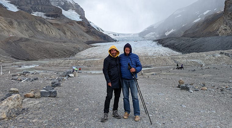 Zwei Männer auf dem Columbia Icefield mit Blick auf den Athabasca Gletscher, Kanada