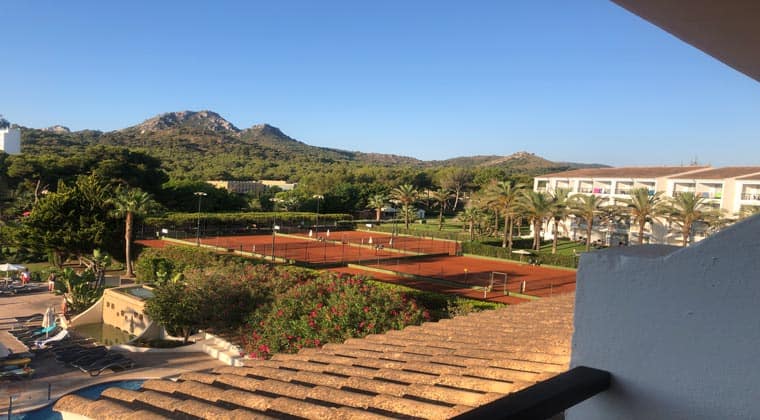 Blick auf die Tennisplätze im Beach Club Font de Sa Cala