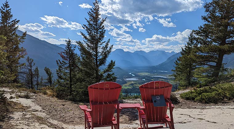 Einmal Platz nehmen bitte und den Blick auf den Banff Nationalpark genießen
