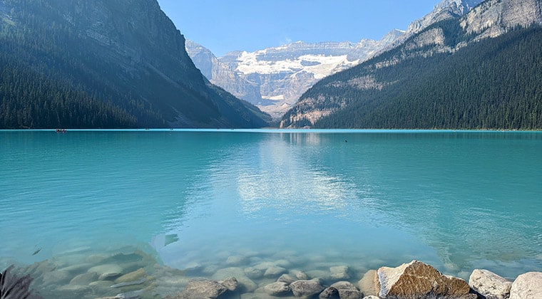 Blick auf den Lake Louise, hellblaues Wasser, Berge im Hintergrund, Alberta, Kanada