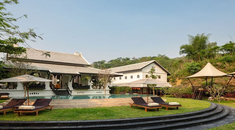 Blick auf den Poolbereich des Luxushotels Rosewood Luang Prabang, Laos