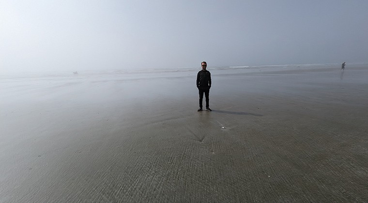 Blick auf einen Mann am Strand am Long Beach in Tofino, Vancouver Island, British Columbia, Kanada