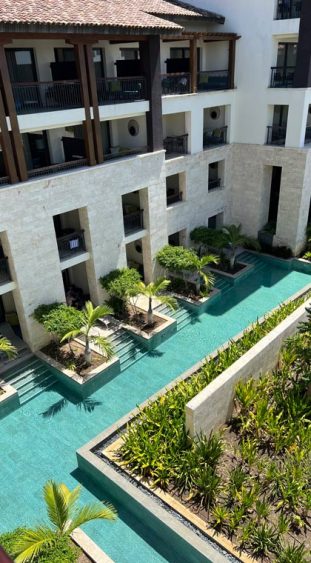 Blick auf die Swim Up Suiten im Hotel Lopesan Costa Bavaro Resort Spa und Casino in Punta Cana in der Dominikanischen Republik.