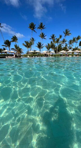 Mittelpunkt der Hotelanlage ist der große Infinity-Pool im Hotel Lopesan Costa Bavaro Resort Spa und Casino in Punta Cana in der Dominikanischen Republik.
