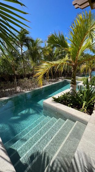 Blick auf die Stufen der Swim Up Suite zum Pool im Hotel Lopesan Costa Bavaro Resort Spa und Casino in Punta Cana in der Dominikanischen Republik.
