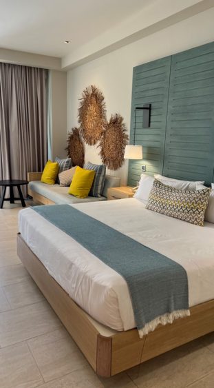Hell und modern sind die Zimmer im Hotel Lopesan Costa Bavaro Resort Spa und Casino in Punta Cana in der Dominikanischen Republik, eingerichtet.