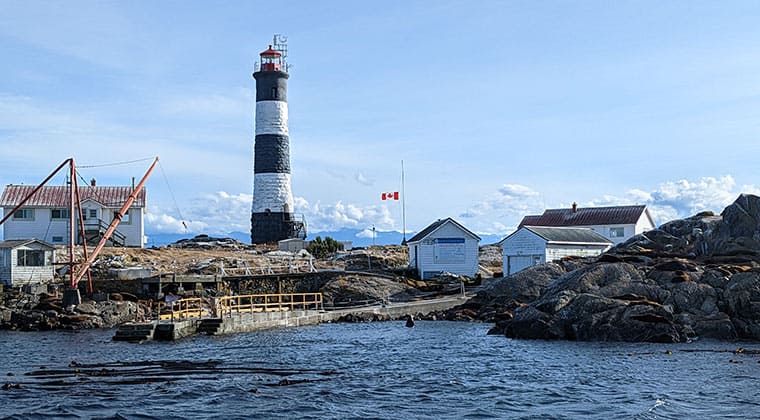 Blick auf den Leuchtturm Race Rocks Lighthouse am Meer, British Columbia, Kanada