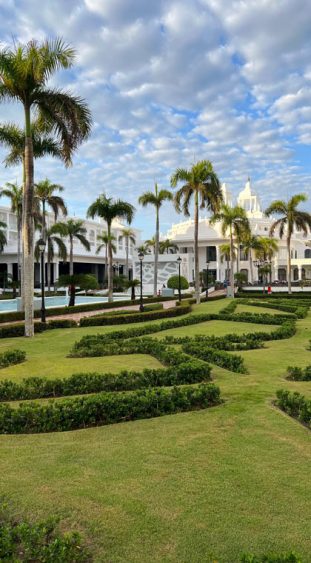 Die schön angelegte grüne Gartenanlage des Hotels Riu Palace Punta Cana in der Dominikanischen Republik