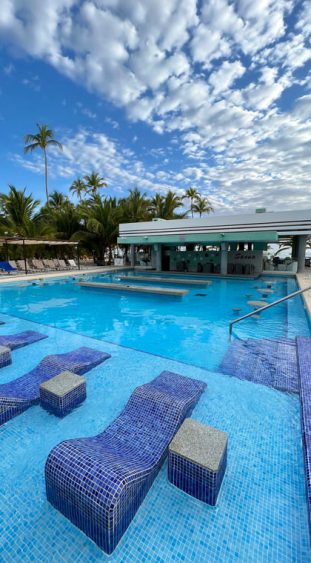 Blick auf den Pool mit Swim-up Bar im Hotel Riu Palace Punta Cana in der Dominikanischen Republik