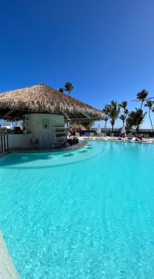 Direkt am Strand gelegen - der großzügige Pool im Serenade Punta Cana Beach & Spa in Punta Cana in der Dominikanischen Republik.