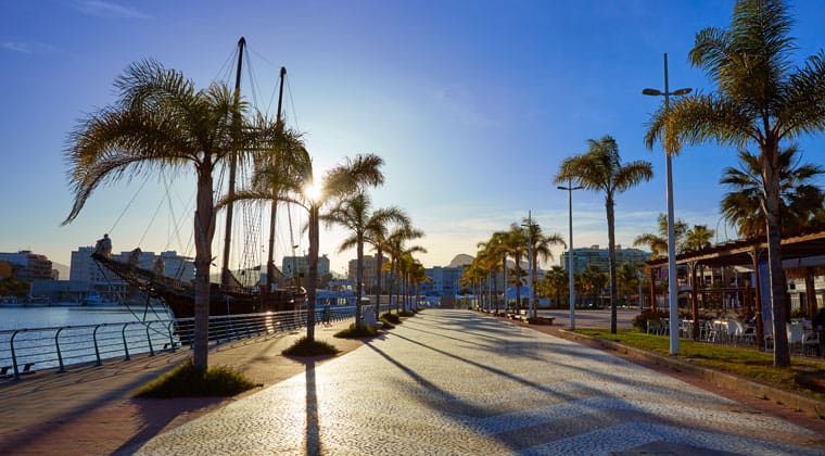 Blick auf die palmengesäumte Promenade im Hafen von Valencia in Spanien.