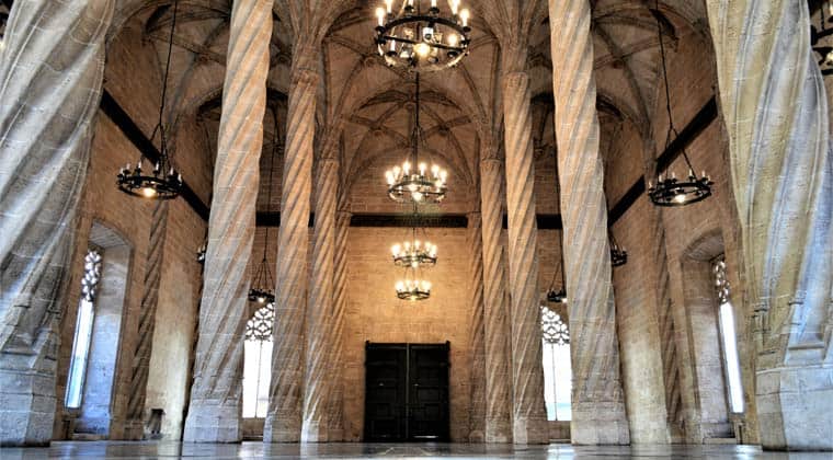 das Innere des Lonja de la Seda, die Seidenbörse, in Valencia.