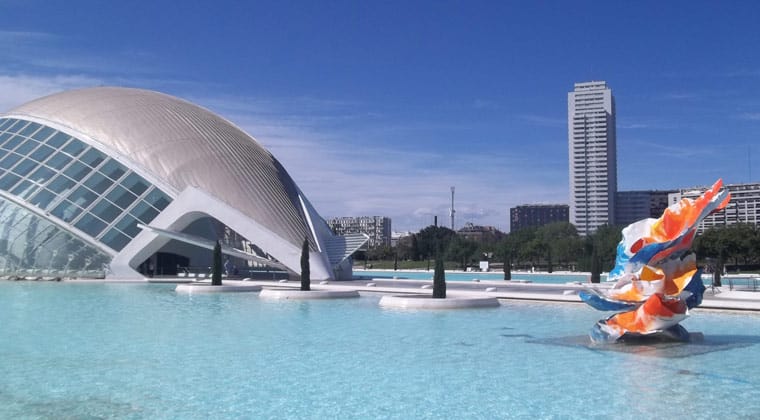 Ciutat de les Arts y les Ciències gilt als Wahrzeichen der Stadt Valencia in Spanien