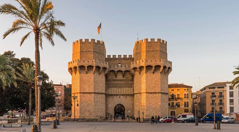 Blick auf das ehemalige Stadttor, Torres de Serranos, der Stadt Valencia in Spanien.