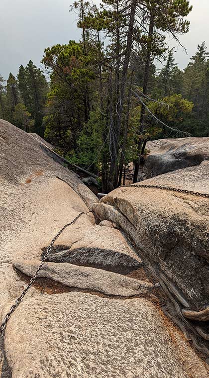 Blick auf den Wanderweg Stawamus Chief Trail mit Felsen und Bäumen, British Columbia, Kanada