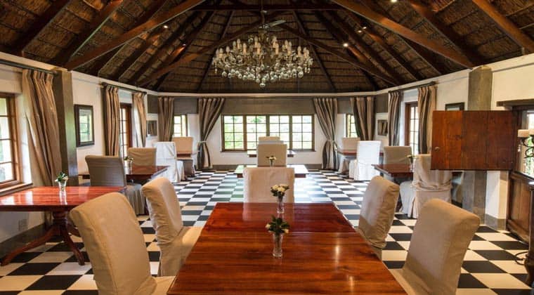 Blick auf das elegante Restaurant der Tsala Treetop Lodge in Plettenberg Bay, Südafrika
