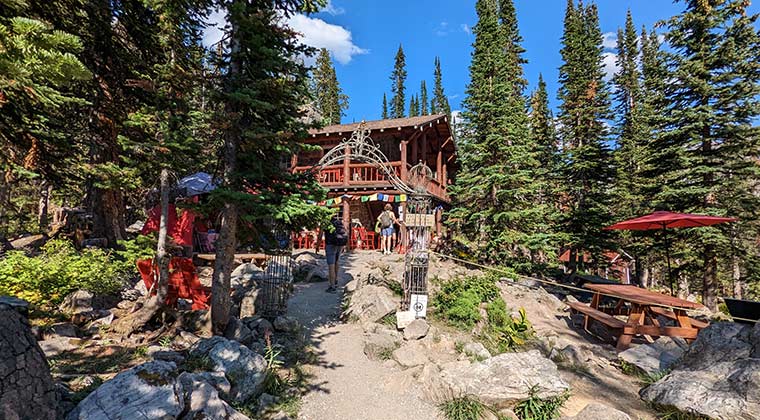 Blick auf das älteste Tea House in den Rocky Mountains, Provinz Alberta, Kanada
