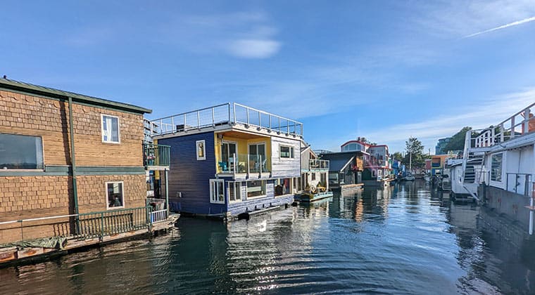Blick auf einen Hafen und Hausboote in Victoria, British Columbia, Kanada