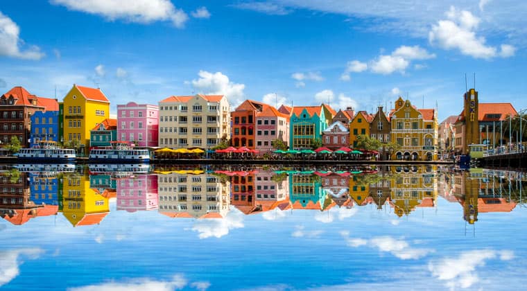 Blick auf die bunten Häuser direkt am Wasser von Willemstad, die Hauptstadt von Curaçao