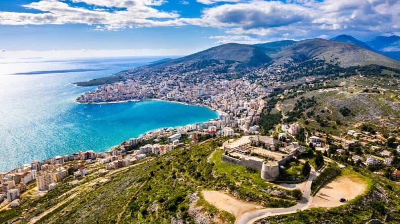 Albanien Sehenswürdigkeiten: Eine Burg in Saranda und Blick auf das azurblau glizernde Meer