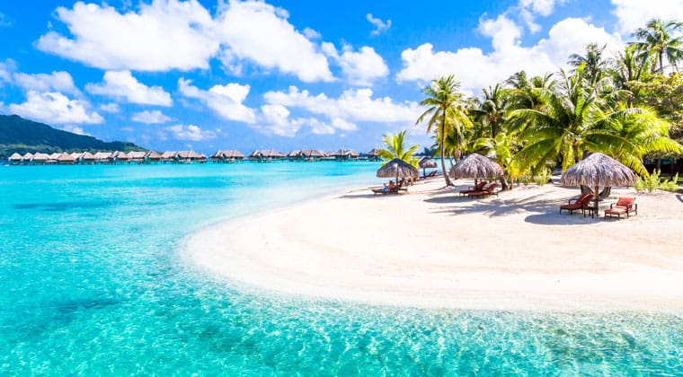Liegen im Schatten der Palmen auf der kleinen Insel Bora Bora in Französisch-Polynesien