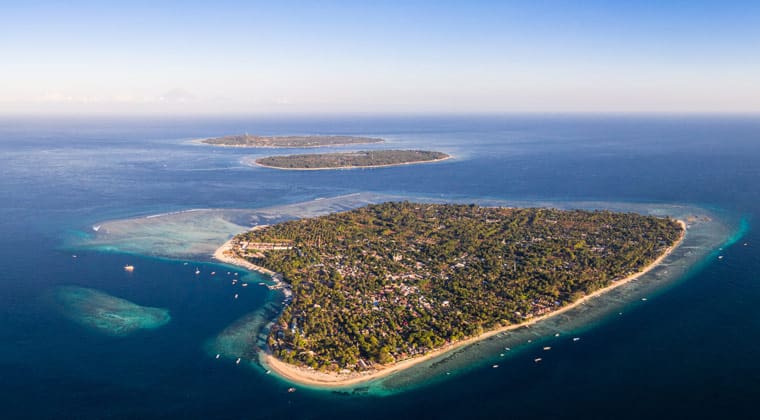 Luftaufnahme der drei Gili-Inseln Meno, Air und Trawangan vor der Küste von Lombok in Indonesien