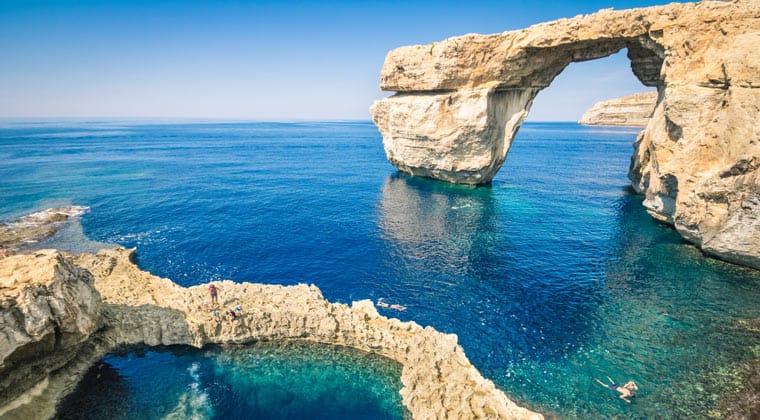 Blick auf bizarre Felsformationen und dem Blue Hole auf Gozo, die Schwesterninsel Maltas