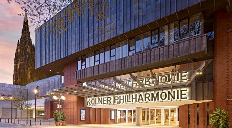 Haupteingang der Kölner Philharmonie mit Kölner Dom
