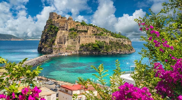 Blick auf die wunderschöne Landschaft mit dem Schloss Aragonese der Insel Ischia, Italien