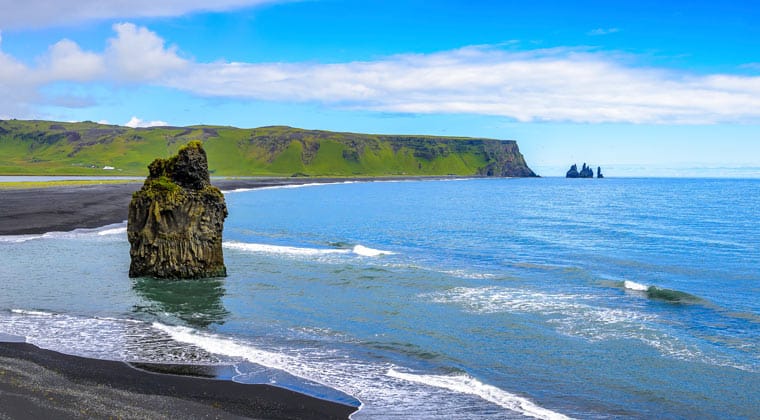Wunderschöne zerklüftete Meereslandschaft des isländischen Fjords