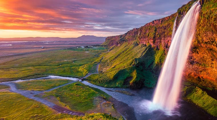 Der Seljalandsfoss ist ein Wasserfall im Süden Islands