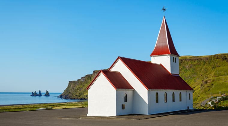 Weiß, rote Kirche mit Blick auf Vik, Island