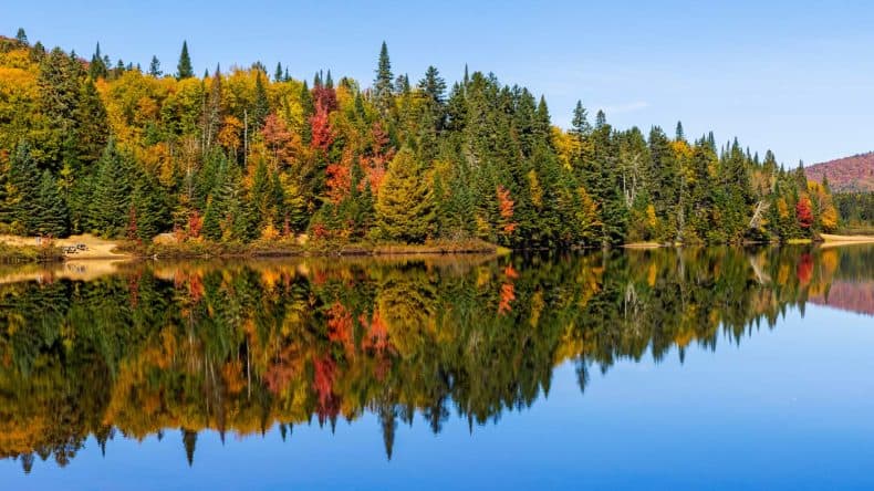 Blick auf den Nationalpark Mont-Tremblant in Kanada im Herbst.