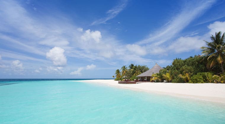 Weißer Sand, traumhaftes Wasser und Erholung pur an einem der Traumstrände der Malediven