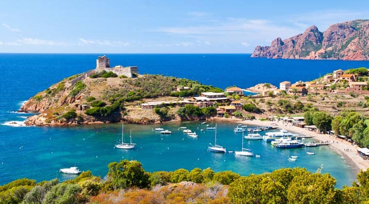 Mittelmeerinseln: Blick auf die Bucht von Girolata mit Burgruine an der Westküste der Insel Korsika in Frankreich.