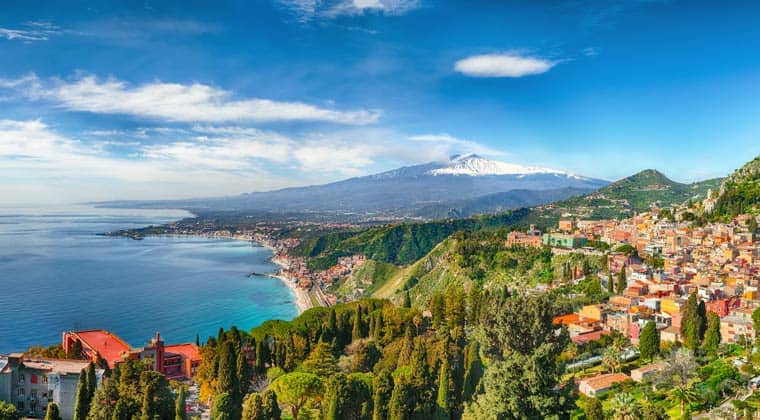 Blick auf die Insel Sizilien in Italien mit dem aktiven Vulkan, dem Ätna.