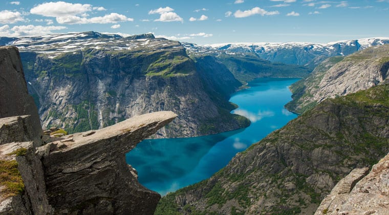 Blick auf die weltberühmte Klippe Trolltunga über dem Ringedalsvatnet-See in Norwegen.