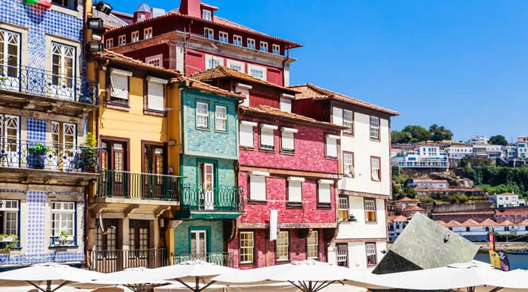 Blick auf bunte Häuser im alten Zentrum von Porto in Portugal. Die Fassaden der Häuser sind mit unzähligen Wandkacheln verziert.