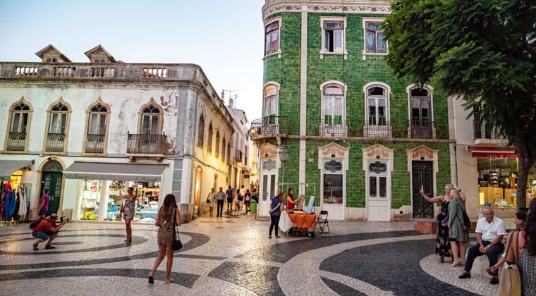 Hauptstadt der Fliesenleger: die Fassaden von Lagos als Selfie-Kulisse, Algarve, Portugal